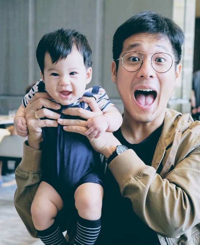 Karena wajah polos dan imutnya, Junior Liem sering disangka anak kuliahan. Padahal suami Putri Titian itu sudah berusia 32 tahun.  Foto: Instagram