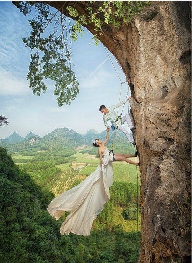 Pasangan asal Liuzhou, Guangxi ini juga berpose sambil memanjat tebing demi memiliki foto prewedding yang tidak biasa. Foto: Pinterest