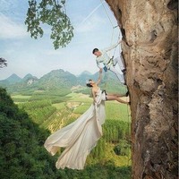 Pasangan asal Liuzhou, Guangxi ini juga berpose sambil memanjat tebing demi memiliki foto prewedding yang tidak biasa. Foto: Pinterest