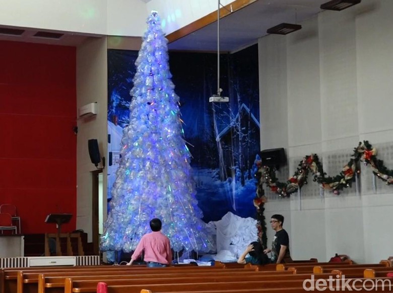 Keren Pohon Natal di Garut  Ini Terbuat dari Botol Plastik