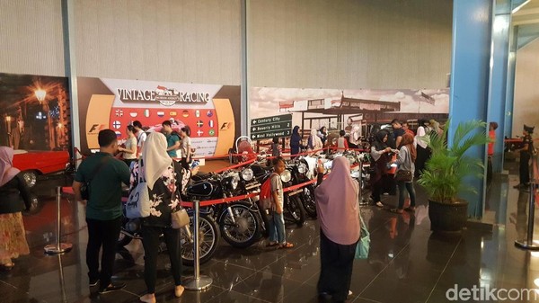 Foto: Selama liburan akhir tahun, Museum Angkut diserbu pengunjung. Dalam sehari minimal 500 orang datang ke mari. (Aminudin/detikTravel) Foto: Selama liburan akhir tahun, Museum Angkut diserbu pengunjung. Dalam sehari minimal 500 orang datang ke mari. (Aminudin/detikTravel)