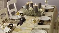 Warna emas juga bisa jadi ide unik dekorasi meja makan untuk Natal. Kesan mewah dan hangat terasa dari penggunaan taplak meja dan piranti makan berwarna gold. Foto: Istimewa