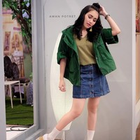 Memadukan rok jeans mini dengan jaket dan kaus kaki, Ayu Ting Ting bergaya maksimal ala gadis Korea. Ditambah lagi rambutnya ditata cepol tinggi yang memang gaya khas wanita Negeri Gingseng. Foto: Dok. Awan Potret