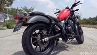 Posisi duduknya rendah dengan ketinggian jok ke tanah 690 mm. Dengan posisi duduk yang rendah ini, kaki dengan mantap menapak ke aspal sehingga lebih pede untuk membawa moge bermesin 500 cc yang berat kosongnya mencapai 190 kg ini.