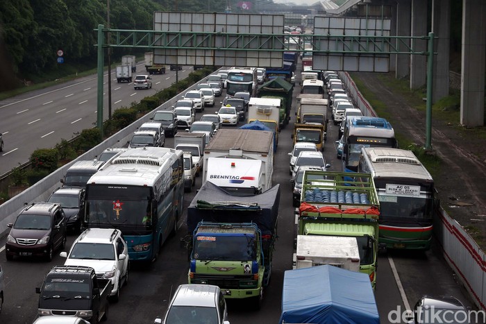 Kemenhub akan membatasi kendaraan angkutan barang di beberapa ruas jalan tol pada saat libur Natal dan tahun baru. Pembatasan ini untuk mencegah kemacetan di tol.