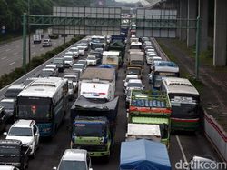 16 Ruas Tol Ini Batasi Lalu Lintas Truk Barang saat Mudik