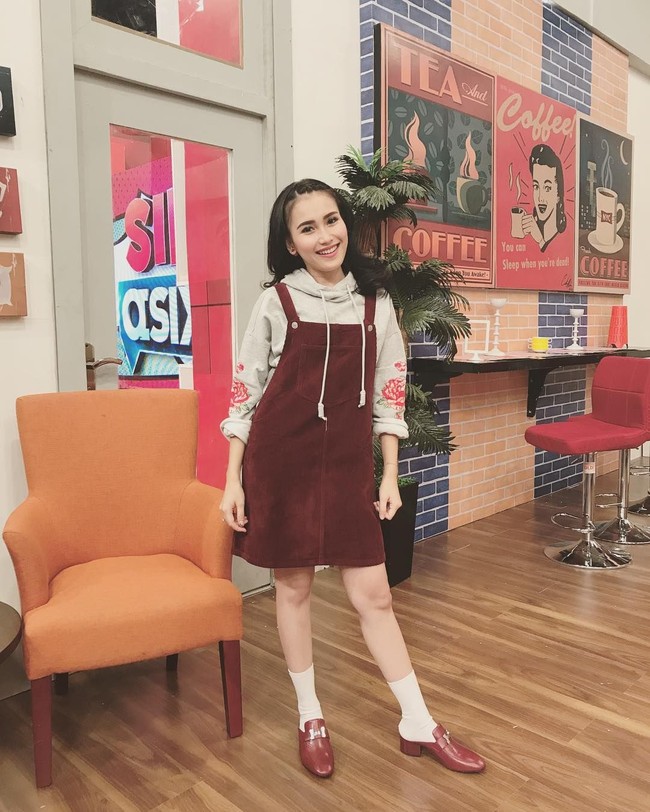 Ayu Ting Ting kembali bergaya ala Korea dengan memadukan dress mini dan kaus kaki. Ciri khas memakai kaus kaki ala Korea adalah dengan mengenakannya di atas mata kaki. Foto: Dok. Instagram Ayu Ting Ting
