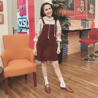 Ayu Ting Ting kembali bergaya ala Korea dengan memadukan dress mini dan kaus kaki. Ciri khas memakai kaus kaki ala Korea adalah dengan mengenakannya di atas mata kaki. Foto: Dok. Instagram Ayu Ting Ting