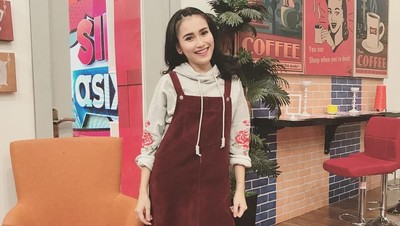 7 Gaya Ayu Ting Ting ala Korea Pakai Baju Mini & Kaus Kaki, Imut atau Aneh?