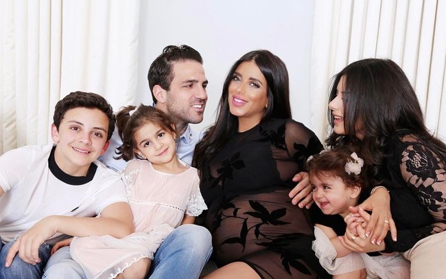 Baru saja menikahi wanita impianku, tulis Cesc Fabregas di caption foto yang dia posting di Instagram. Baru saja menikahi pria tampan ini yang saya kagumi, balas Semaan di akun Instagramnya. (Foto: Instagram/@daniellasemaan)