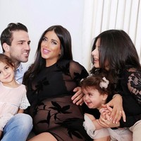 Baru saja menikahi wanita impianku, tulis Cesc Fabregas di caption foto yang dia posting di Instagram. Baru saja menikahi pria tampan ini yang saya kagumi, balas Semaan di akun Instagramnya. (Foto: Instagram/@daniellasemaan)