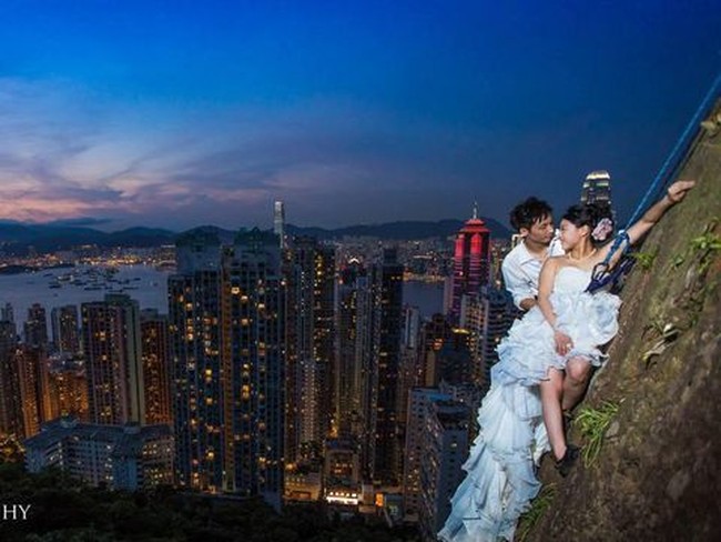 Pasangan asal Hong Kong ini mengikuti tren foto naik ke atas tebing dan memotret keindahan gedung-gedung tinggi dan laut yang dramatis. Foto: Instagram