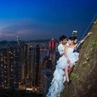 Pasangan asal Hong Kong ini mengikuti tren foto naik ke atas tebing dan memotret keindahan gedung-gedung tinggi dan laut yang dramatis. Foto: Instagram