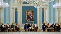 Raja Arab Saudi Salman bin Abdulaziz Al Saud menjamu Presiden AS Donald Trump di Istana Yamamah, Riyadh. Tampak lampu yang megah di istana tersebut. Foto: Arab News