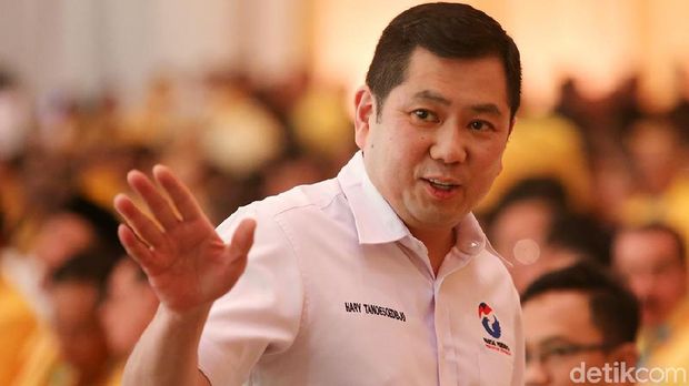 Ketua Umum Perindro Hary Tanoesoedibjo (HT) memberi selamat kepada putrinya, Angela Tanoesoedibjo, yang ditunjuk Presiden Joko Widodo (Jokowi) menjadi Wakil Menteri Pariwisata (Wamenpar).