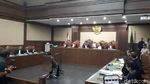 Foto: Senyum Setya Novanto untuk Ny Deisti di Ruang Sidang