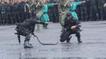 Ngeri! Saat Prajurit Kostrad Pamer Makan Kobra di Depan Panglima