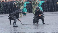 Para prajurit juga sempat mendemonstrasikan berbagai kemampuan di depan Marsekal Hadi, termasuk bela diri. Pada kesempatan ini, Pasukan Taipur (Intai dan Tempur) Kostrad mencuri perhatian dengan pakaian mereka yang serbahitam. (Foto: Dok. Pendivif 1 Kostrad)