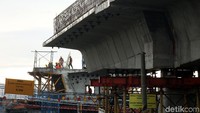 Flyover Cipinang Lontar dibangun untuk menghindarkan macet kendaraan yang melintas tepat di persimpangan lintasan kereta api di kawasan Cipinang Lontar.