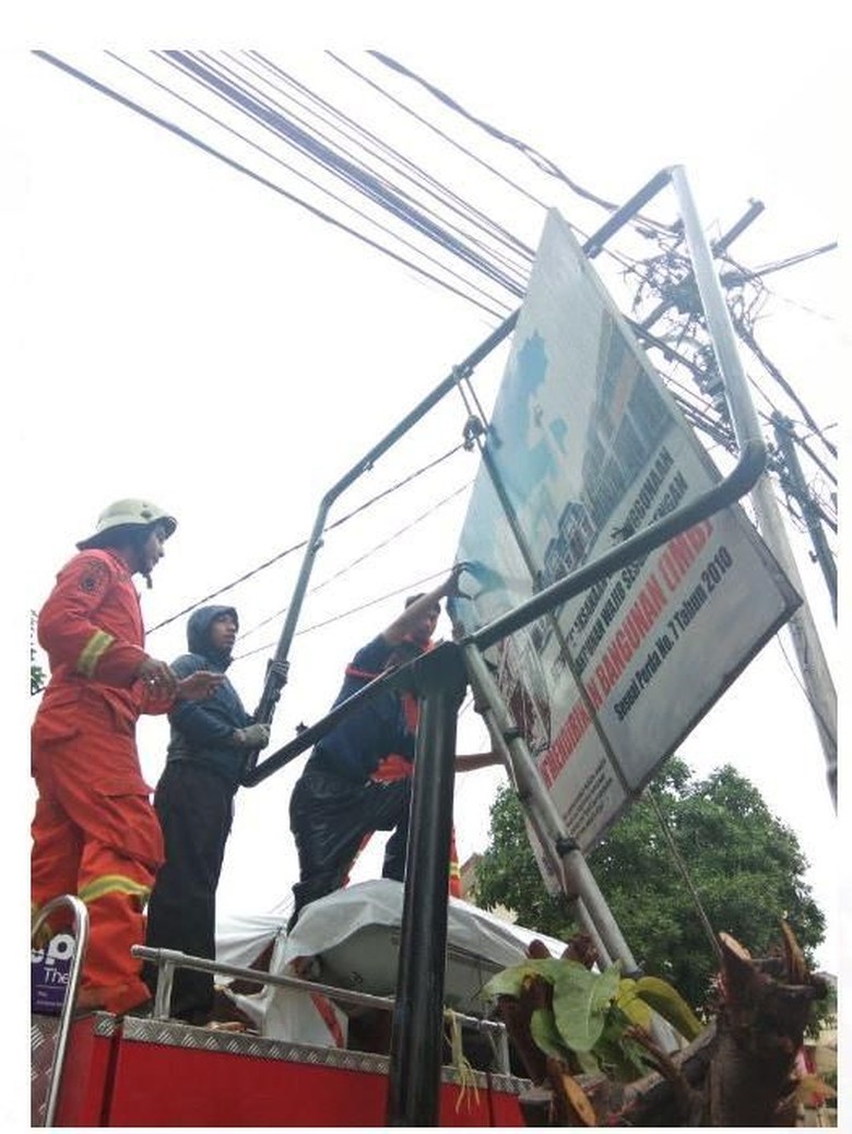 Hujan Deras, Reklame di Senen Jakpus Roboh Hujan Deras, Reklame di Senen Jakpus Roboh