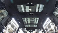 Yang pasti ada panoramic roof yang menandakan mobil premium. Foto: BMW