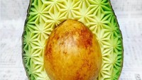Wah! Kalau mau bikin ini harus punya tingkat ketelitian yang tinggi. Hasilnya ukiran daging buah alpukat yang cantik. Foto: Istimewa