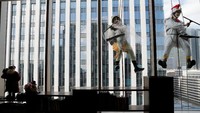 Keduanya berkostum unik dalam rangka promosi event di hotel tersebut menyambut tahun baru (Foto: Dok. REUTERS/Kim Kyung-Hoon)