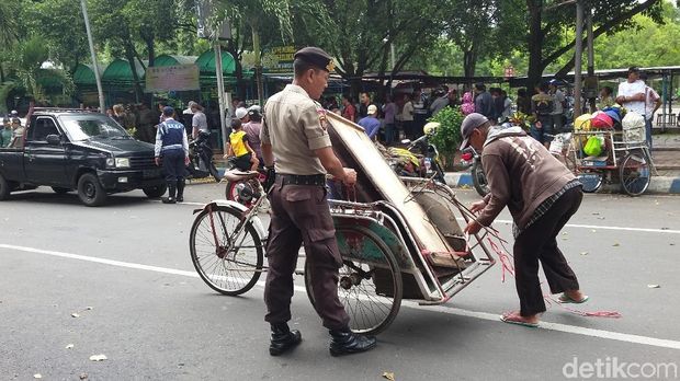 Pedagang membongkar lapaknya sendiri/