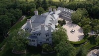 Rumah ini didesain oleh desainer arsitek terkenal Shope Reno Wharton dan mulai dibangun tahun 1999. Istimewa/homesoftherich.net