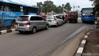 Para pengendara melawan arus di Jalan Pemuda, Jakarta Timur, Rabu (20/12/2017).