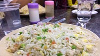 Menu ayam biriyani ini amat kental dengan rempah-rempah khas India. Di dalamnya ada semacam pengharum kata guide kami. Jika memilih menu nasi ayam goreng harganya 80 Rupee atau setara Rp 17 ribu dengan dicampur kacang juga sayuran lain seperti wortel (Masaul/detikTravel)