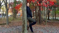Euddeum berpose dengan latar dedaunan yang memerah di musim gugur (euddeume_/Instagram)
