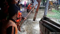 Tanggul Kali Pulo yang jebol ini berada di wilayah RT 14 RW 06. Tanggul jebol sekitar pukul 14.00 WIB tadi. Tanggul di wilayah ini baru pertama kalinya jebol. Foto: M Taufiq/detikcom