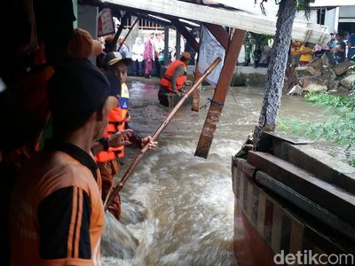 Potret Tanggul Kali Pulo Jati Padang yang Jebol dan Bikin Banjir