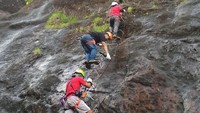 Wisata via ferrata tersebut layak menjadi tujuan utama untuk mengisi liburan akhir tahun maupun liburan sekolah di Trenggalek, karena berbeda dengan wisata alam lainnya (Adhar Muttaqin/detikTravel)