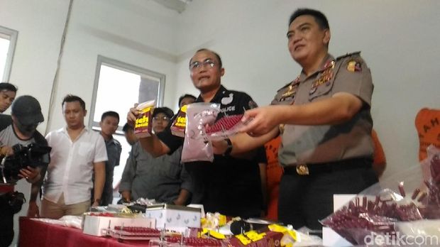  Polisi tangkap 4 orang tersangka kasus pabrik narkoba rumahan di Apartemen Green Lake Sunter, Rabu (20/12/2017)