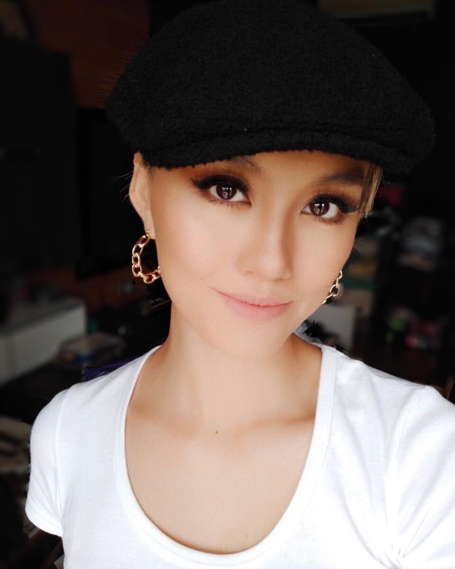 Agnez Mo kini berusia 31 tahun. Namun gaya eksentriknya membuat Agnez Mo tampil awet muda dan masih cocok jadi anak kuliahan. Foto: Instagram