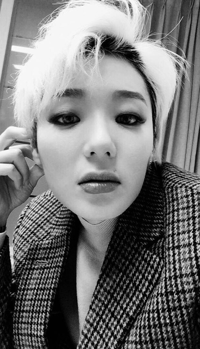 Wanita yang kerap tampil dengan rambut pendek itu melanjutkan, Meskipun aku melihatnya tersenyum di foto pemakamannya, aku masih merasa Jonghyun akan kembali dan tersenyum, seolah semuanya ini hanyalah mimpi. Foto: Instagram