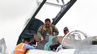 Gaya Kapolri saat naik pesawat Sukhoi.