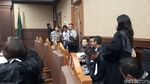Foto: Senyum Setya Novanto untuk Ny Deisti di Ruang Sidang