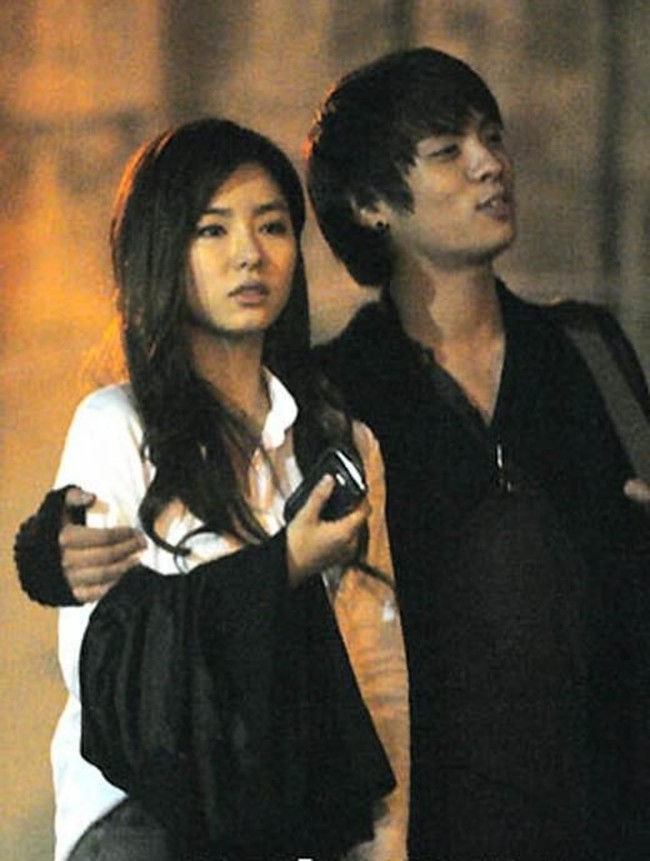 Hubungan asmara Shin Se Kyung dan Jonghyun Shinee terendus media pada 2010. Beredar foto-foto keduanya terlihat sedang bermesraan dan jalan bersama. Foto: istimewa