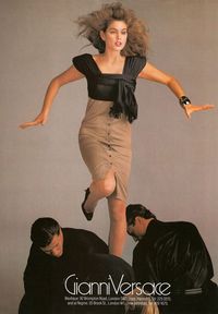 Gaya Kaia Gerber yang Mirip Banget Cindy Crawford 30 Tahun Lalu