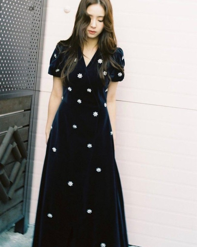 Wanita yang aktif di dunia akting sejak 1998 ini juga sering tampil dengan gaya yang feminin. Foto: Instagram/sjkuksee