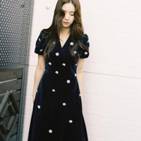 Wanita yang aktif di dunia akting sejak 1998 ini juga sering tampil dengan gaya yang feminin. Foto: Instagram/sjkuksee