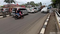 Selain lawan arus pengendara sepeda motor ini juga tidak memakai helm.
