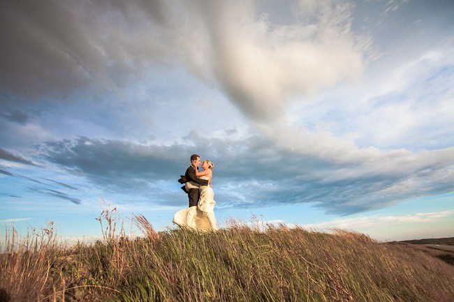 Fotografer Robert Evans mengajak pasangan pengantin ini membuat foto pernikahan yang tak biasa. Mereka berfoto dengan latar belakang tornado di Colorado, Amerika Serikat. Foto: Robert Evans