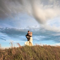 Fotografer Robert Evans mengajak pasangan pengantin ini membuat foto pernikahan yang tak biasa. Mereka berfoto dengan latar belakang tornado di Colorado, Amerika Serikat. Foto: Robert Evans