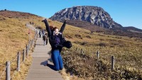 Ia tak melewatkan kesempatan wisata ke Taman Nasional Hallasan di Pulau Jeju (euddeume_/Instagram)