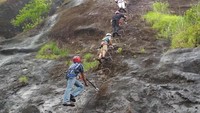 Traveler memanjat tebing perlahan-lahan (Adhar Muttaqin/detikTravel)