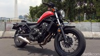 Motor pemberontak ini mengusung gaya bobber, siap menantang moge seperti Harley-Davidson.